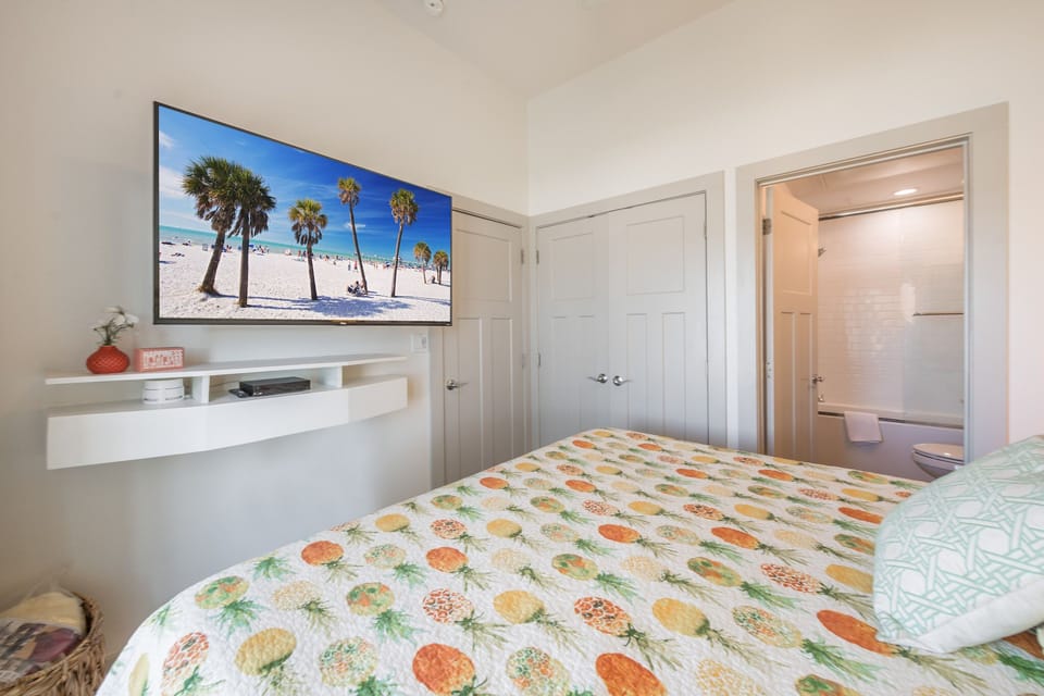 1st floor snug king suite has 54"  smart TV, Spectrum cable, ensuite with tub, 