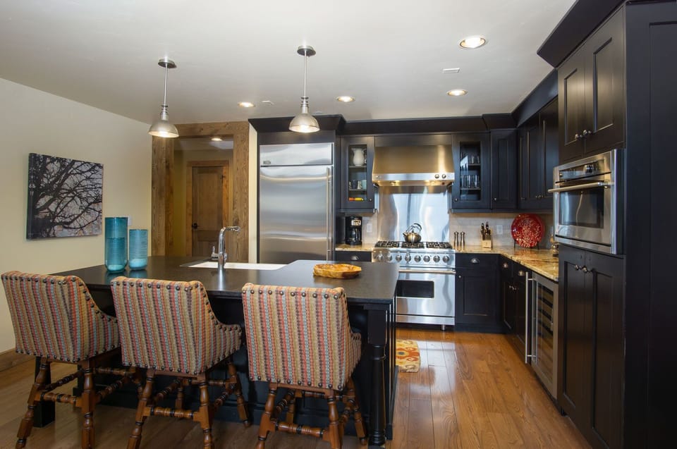 Kitchen with breakfast bar seating for 3, high end appliances compliment the kitchen!