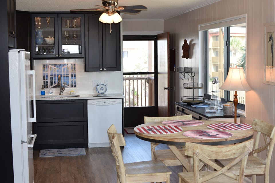 Awesome fully stocked kitchen. 