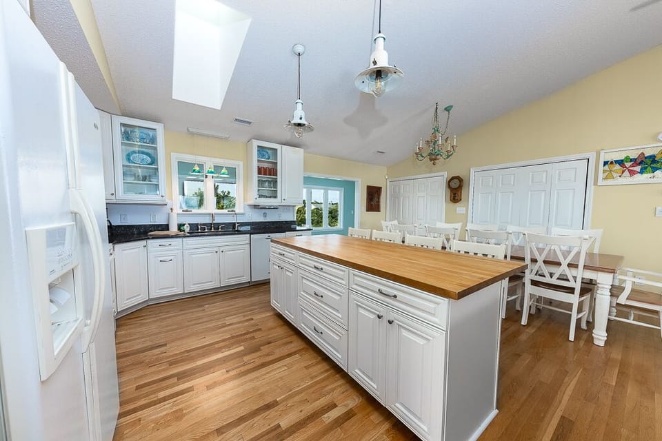 What a Kitchen! - Modern, Spacious, Functional, and for Chatting with the Chef