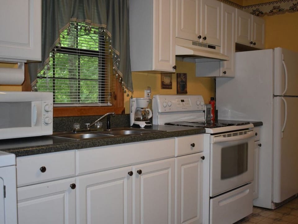 fullu furnished kitchen