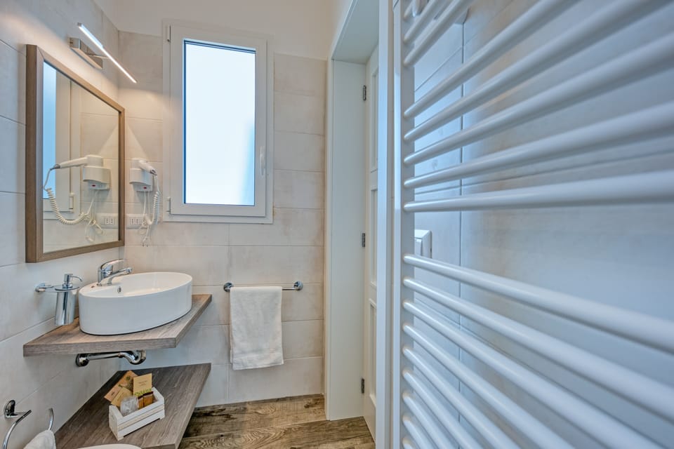 Standard Double Room, Balcony (Litium) | Bathroom | Shower, rainfall showerhead, free toiletries, hair dryer