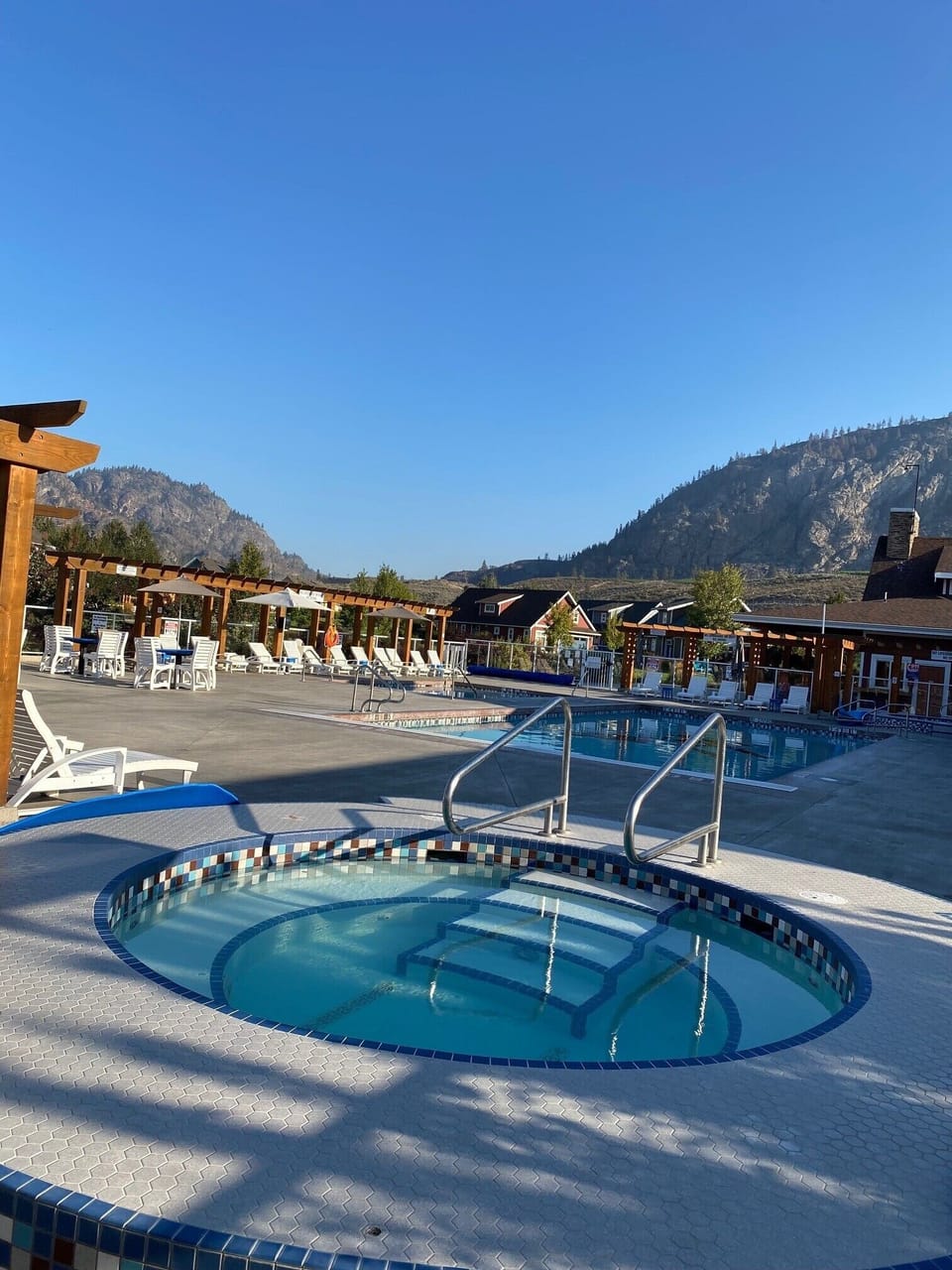 Club House, 2 Seasonal  Pools, 2 Hot Tubs, Pool Table, Gym & Ping Pong table.