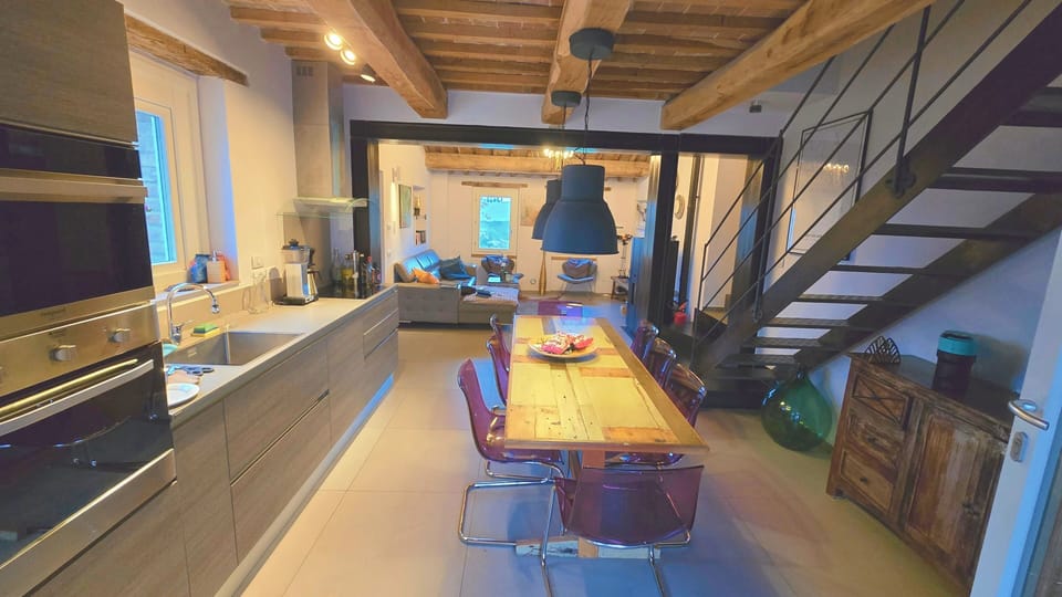 Fully equipped kitchen with seating for 8