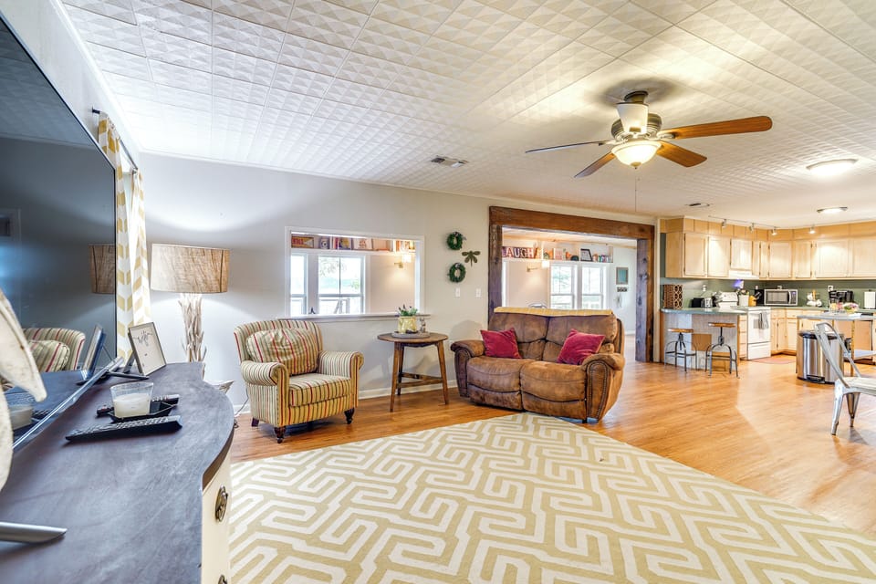 Living Room | Flat-Screen TV | Central A/C & Heating | Free WiFi