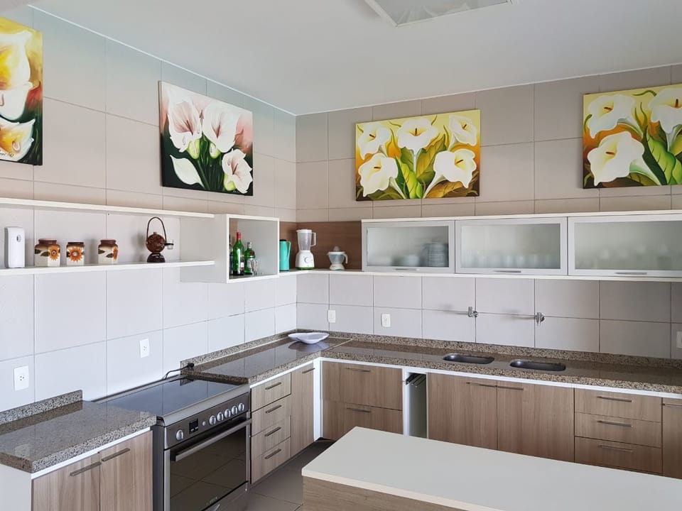 Fridge, cookware/dishes/utensils