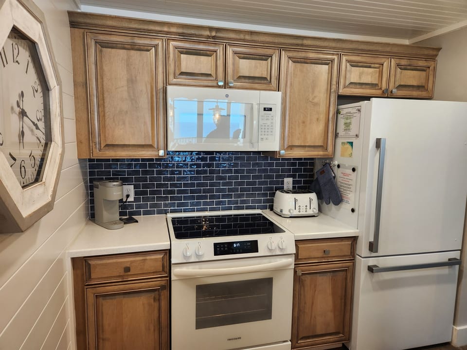 Custom Kitchen Cabinets with all Updated Appliances 