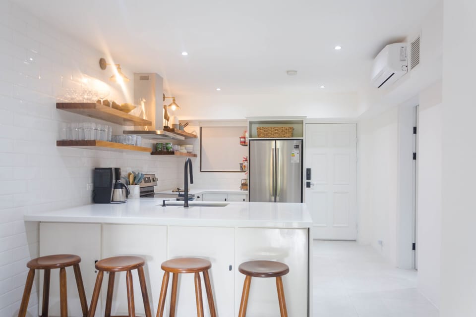 plenty of bar seating in the kitchen