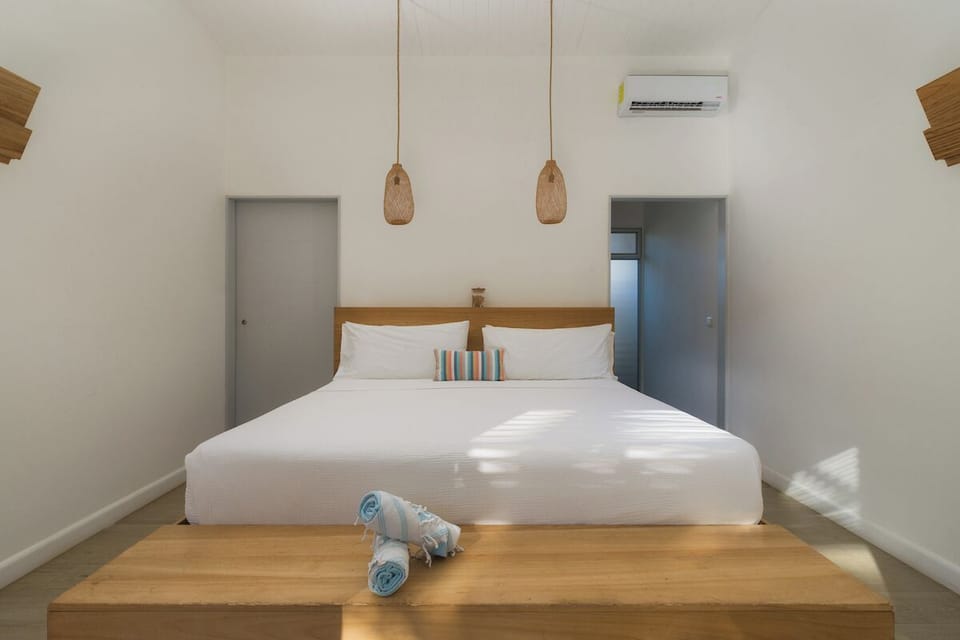 Premier Room, 1 King Bed, Pool View | Premium bedding, in-room safe, individually decorated