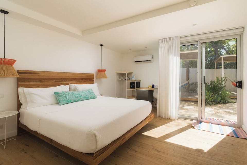 Premier Room, 1 King Bed, Garden View (Garden Room #7 et #8) | Premium bedding, in-room safe, individually decorated