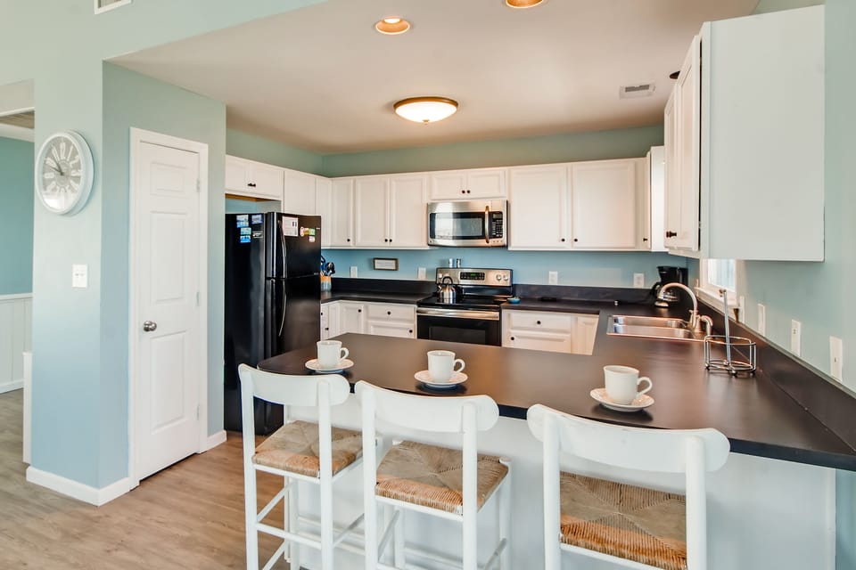 Directly adjacent to the dining room, a breakfast counter with additional seating for 3 people.