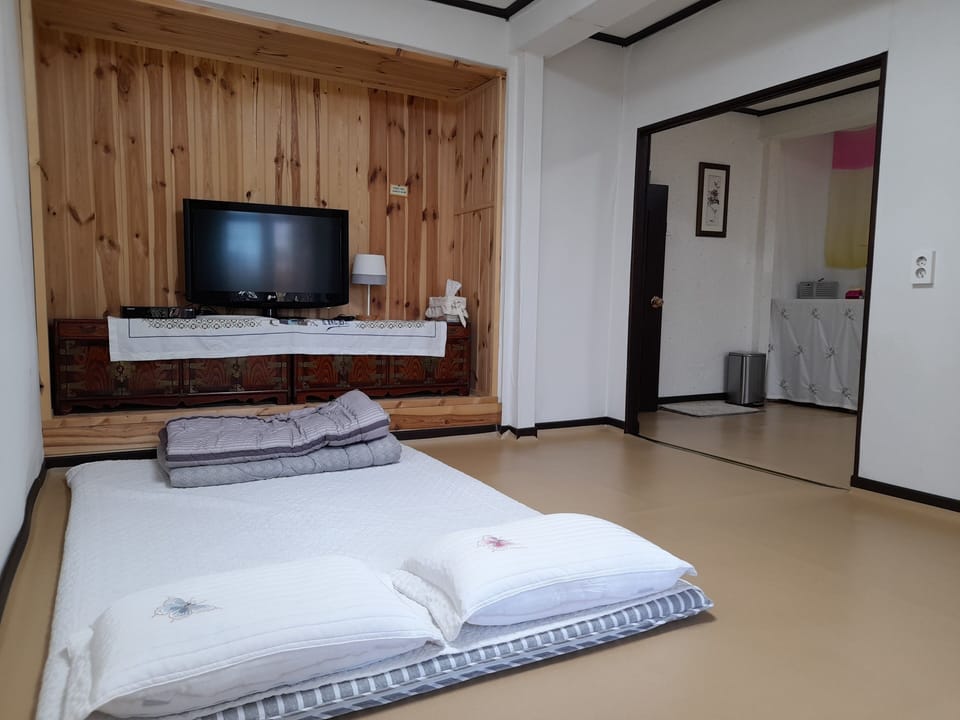 Anche A (Deluxe Room) | Individually decorated, individually furnished, desk, laptop workspace