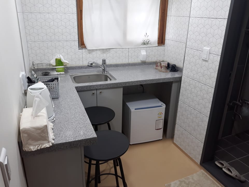 Anche B (Basic Room) | Private kitchenette | Fridge, cookware/dishes/utensils