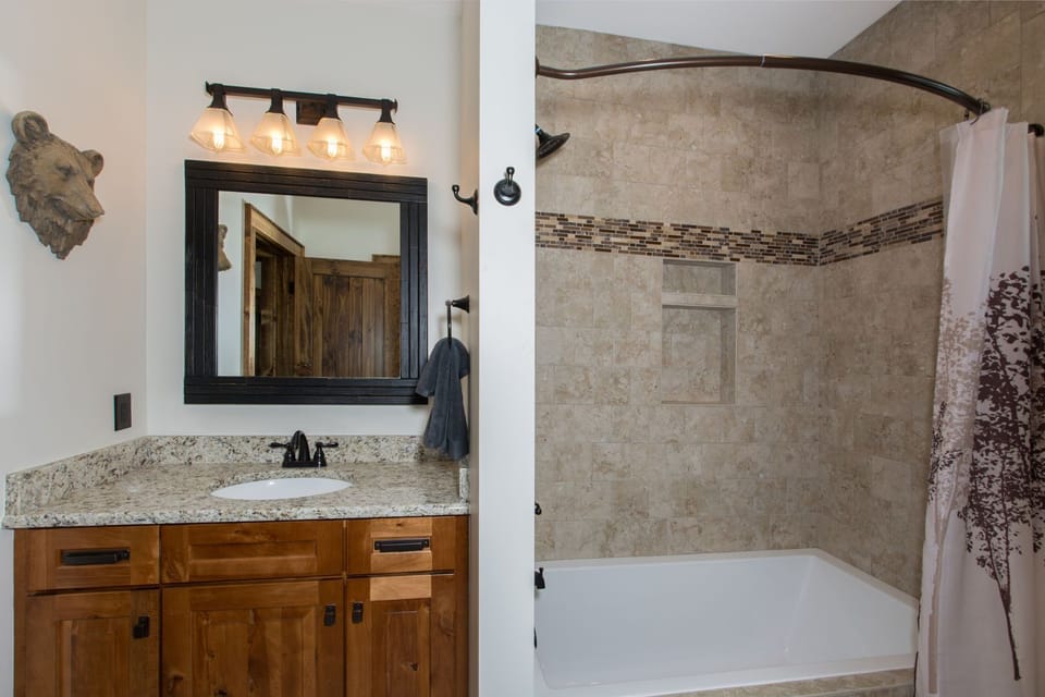 Tiled tub/shower, Granite, shared Main Level
