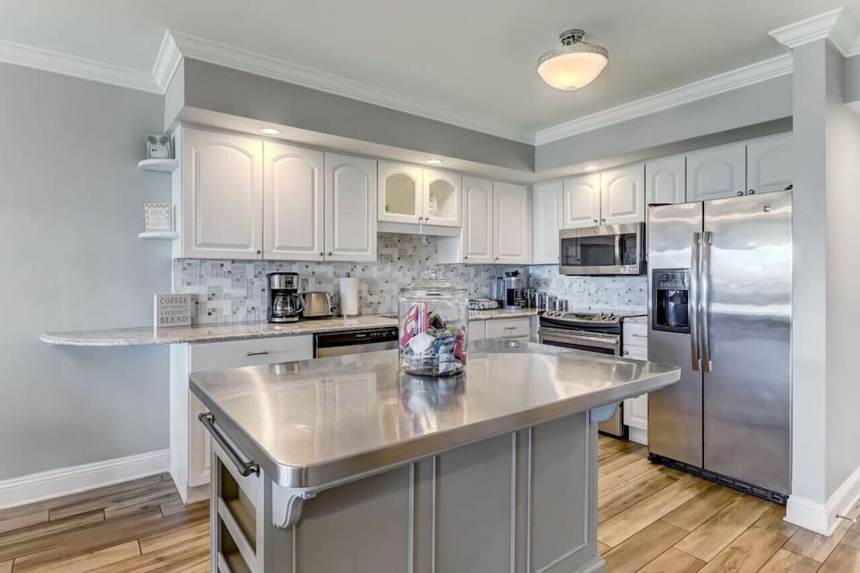 Kitchen fully equipped for you to cook.