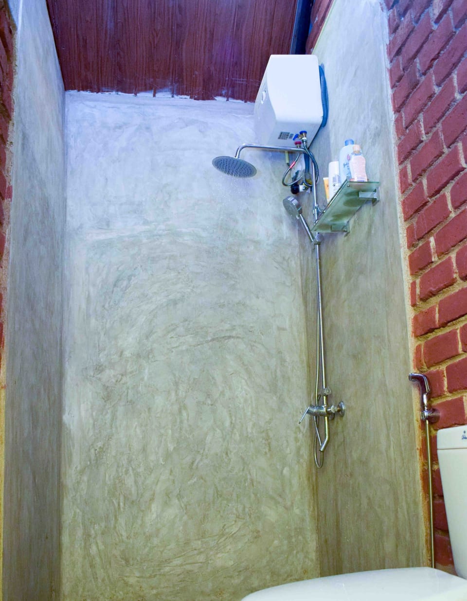 Shower, rainfall showerhead, free toiletries, bathrobes