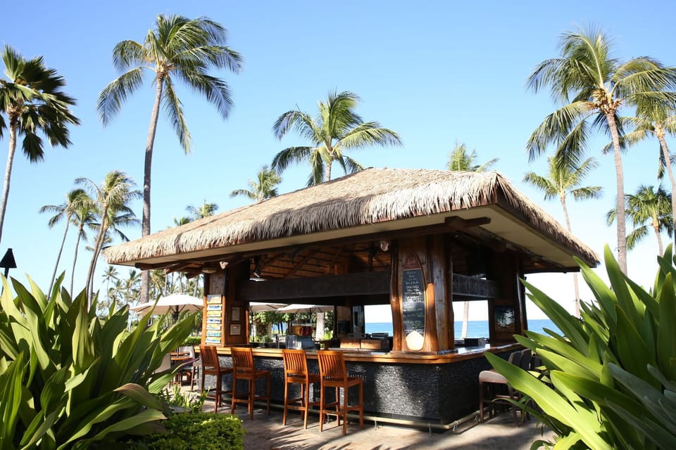 Tiki Hut by beach and family pool serves drinks and snacks