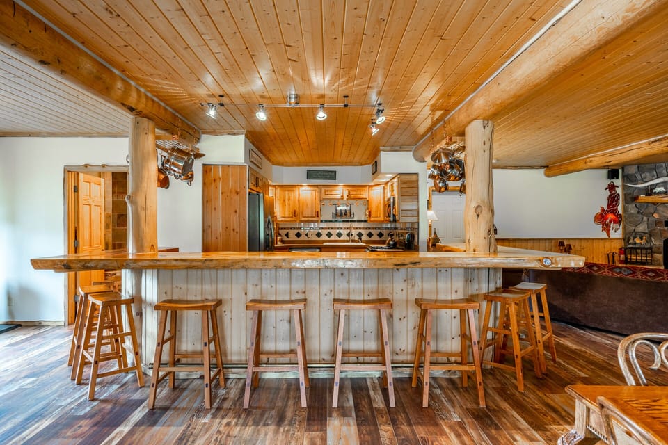 Enjoy a large breakfast and coffee at the kitchen island.