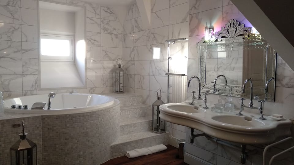 Honeymoon Double Room (Ange) | Private spa tub