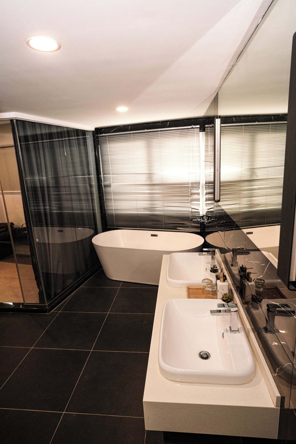 Presidential Suite | Bathroom | Shower, free toiletries, hair dryer, bathrobes