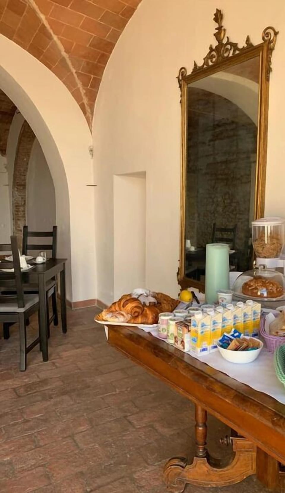 Free daily continental breakfast
