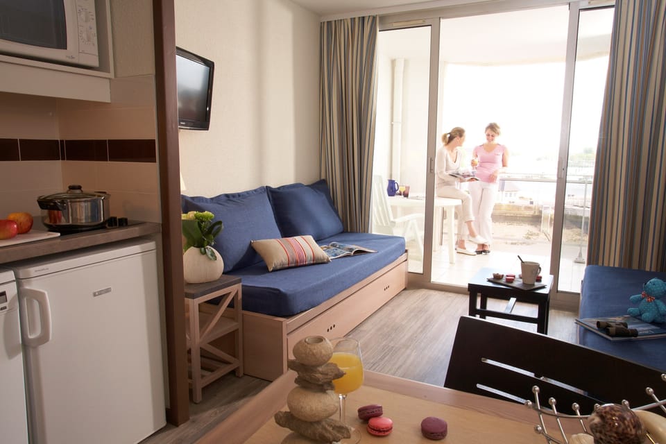 The living area is bright and cozy, perfect for relaxing after a day on the beach.