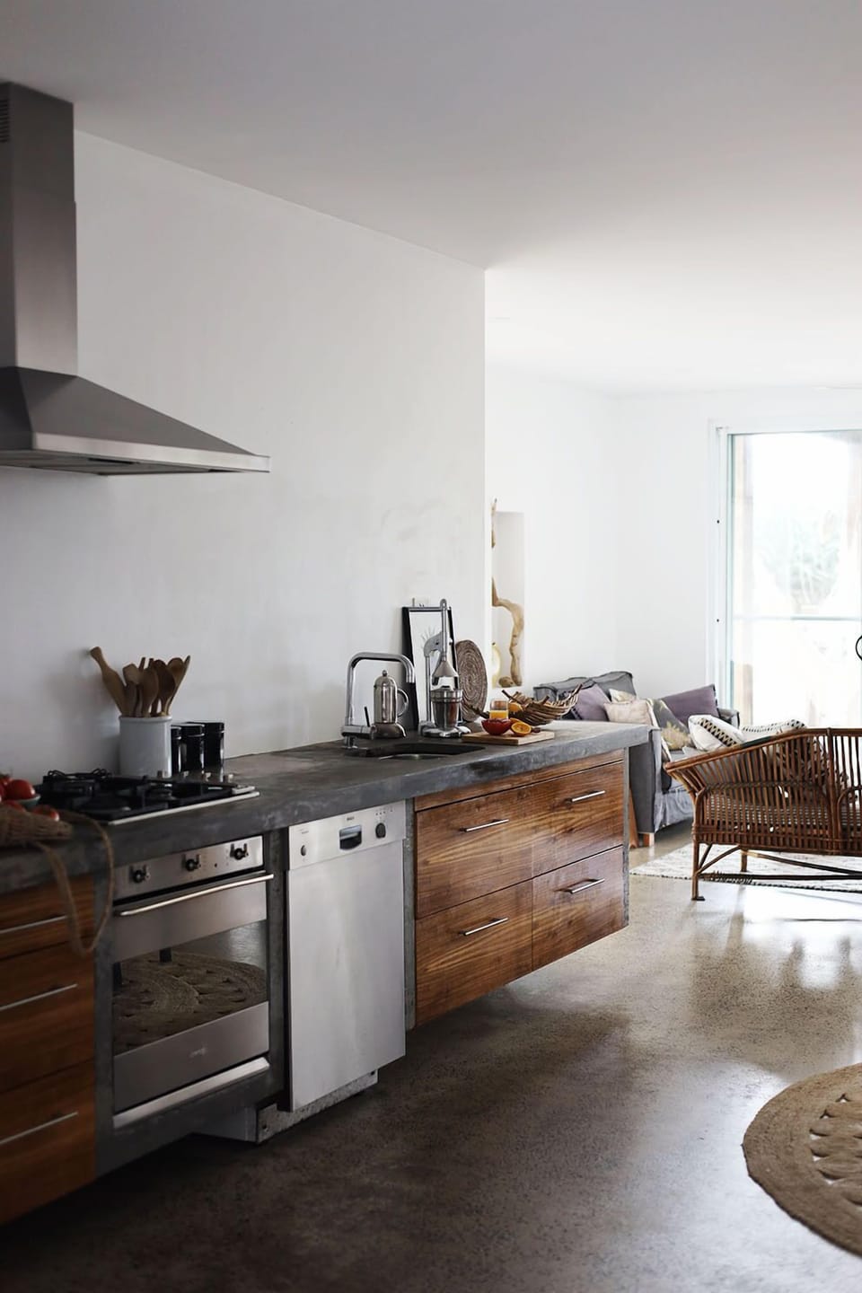 Coffee/tea maker, full-size fridge, oven, stovetop