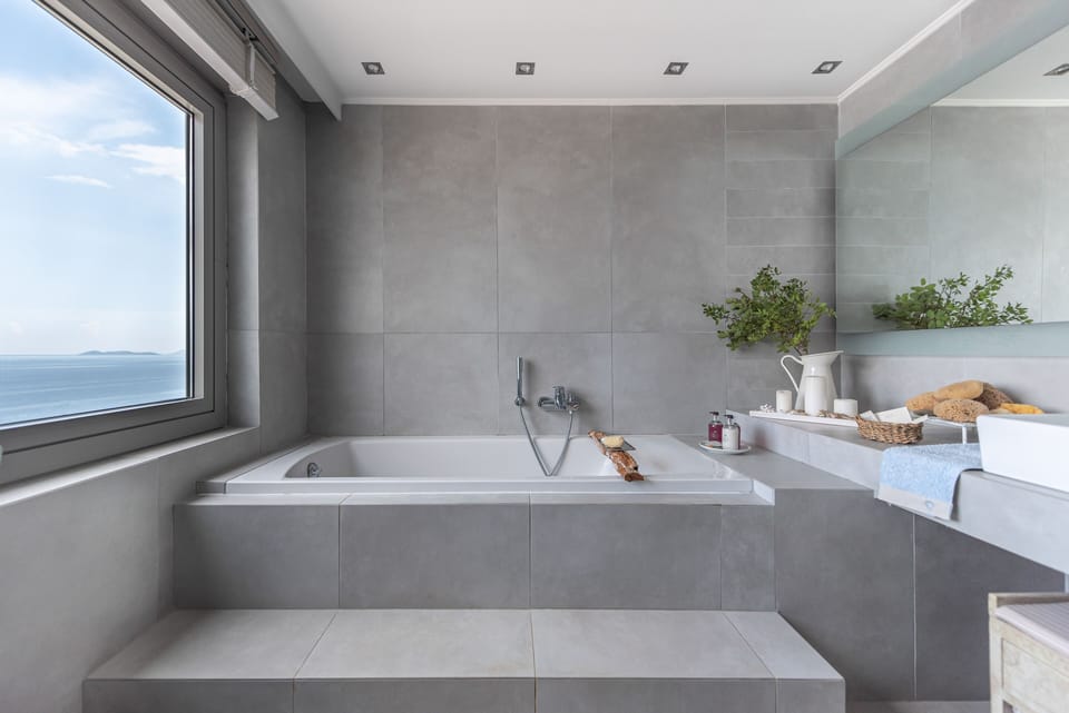 Villa Helios / Bathroom with infinity sea view