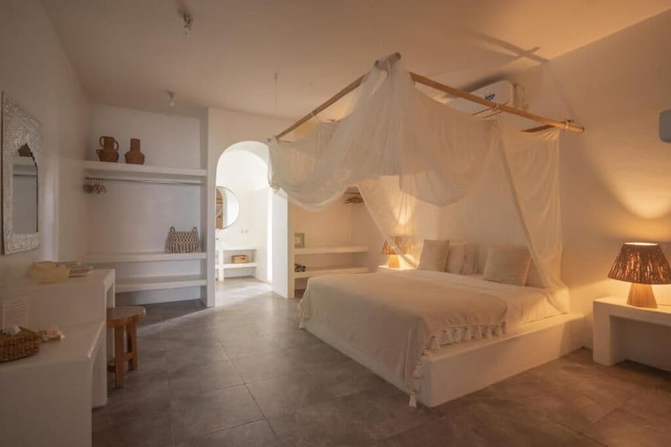 Palmside Stays | In-room safe, soundproofing, iron/ironing board (on request)