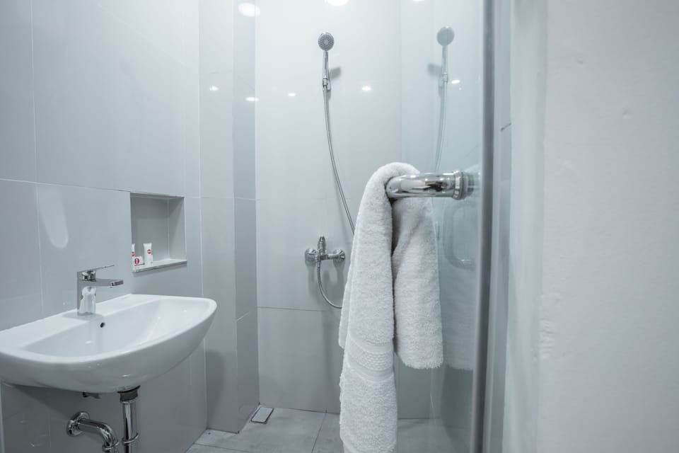 Deluxe Single Room | Bathroom | Shower, towels