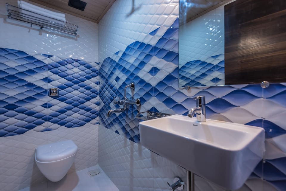 Deluxe Double Room | Bathroom | Shower, free toiletries, towels