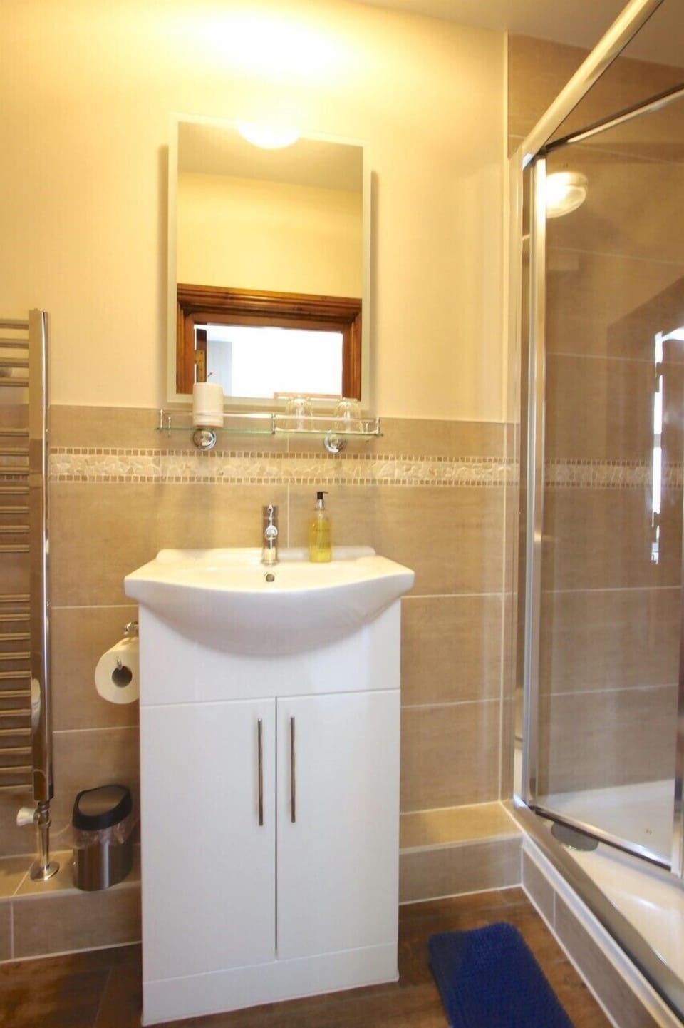 Double or Twin Room (Room 3  Pet Friendly) | Bathroom | Shower, rainfall showerhead, free toiletries, hair dryer