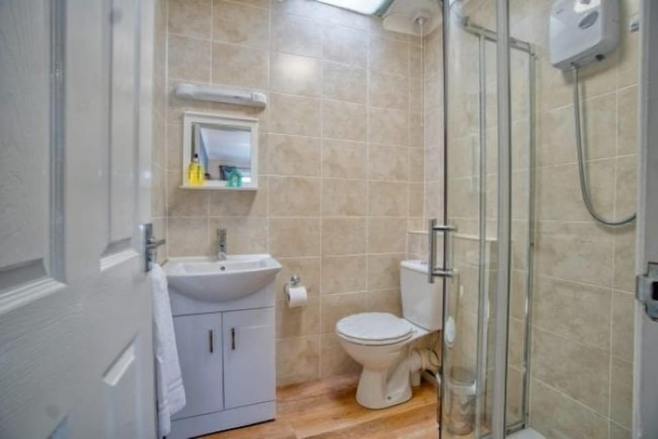 Family Room | Bathroom | Shower, rainfall showerhead, free toiletries, hair dryer