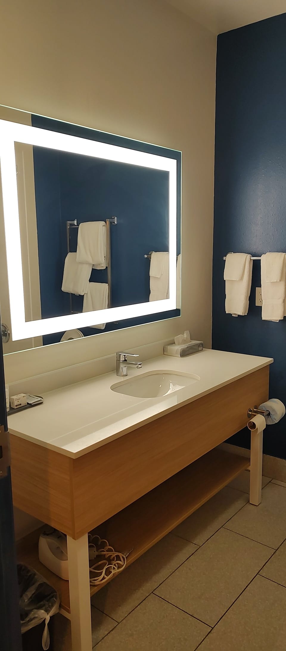 Combined shower/tub, free toiletries, hair dryer, towels