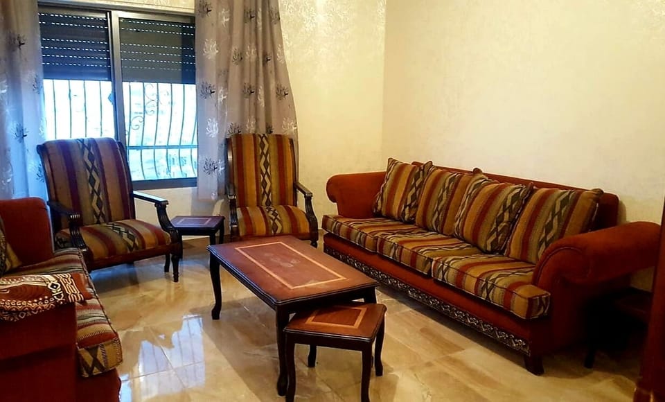 Sitting Room with 7 seats.