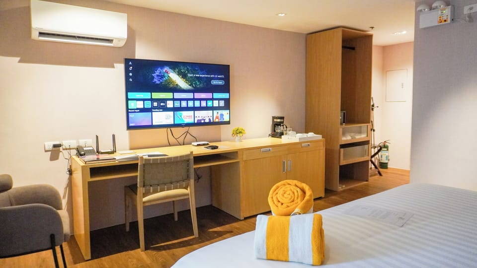 Deluxe King Room | Premium bedding, down comforters, in-room safe, desk