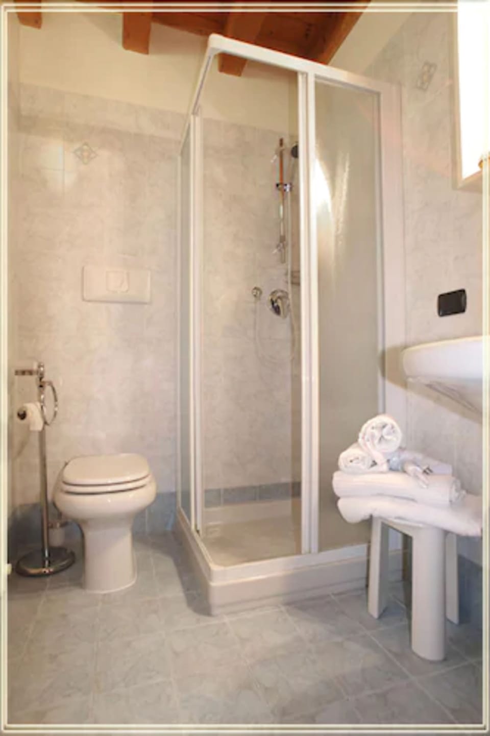 Shower, free toiletries, hair dryer, bidet