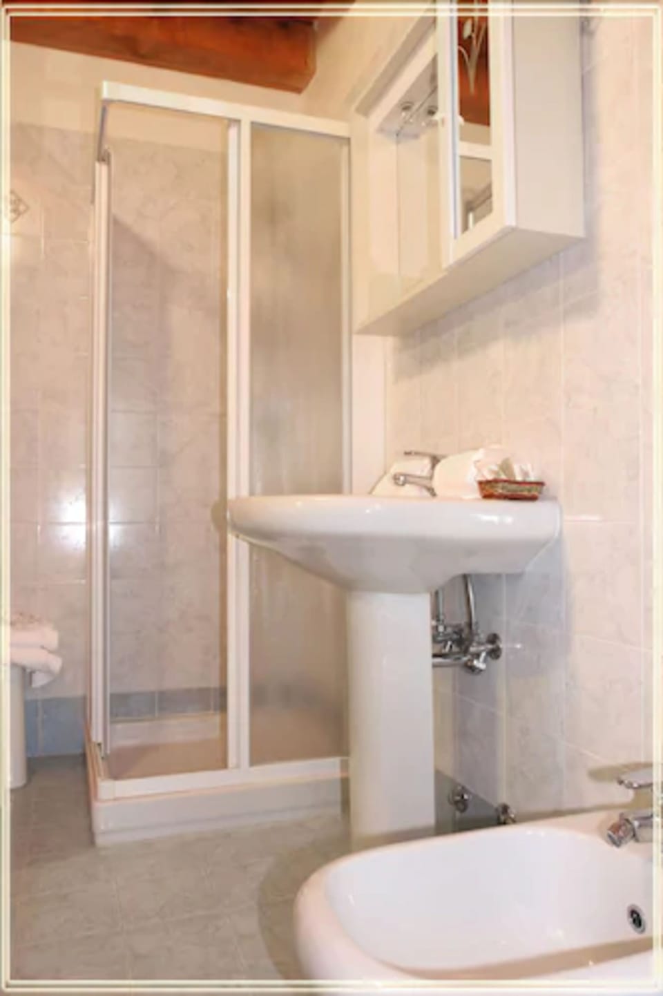 Shower, free toiletries, hair dryer, bidet