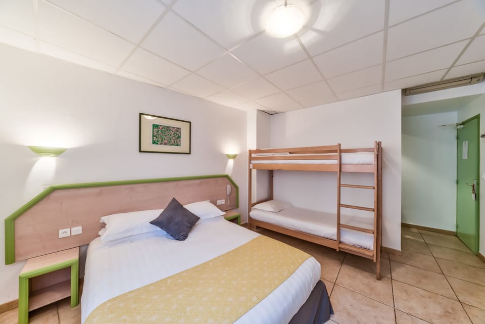 Family Room (2 adultes + 2 enfants) | In-room safe, individually furnished, desk, blackout drapes