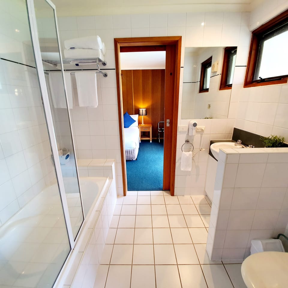 Family Suite (Motel) | Bathroom | Free toiletries, hair dryer, towels