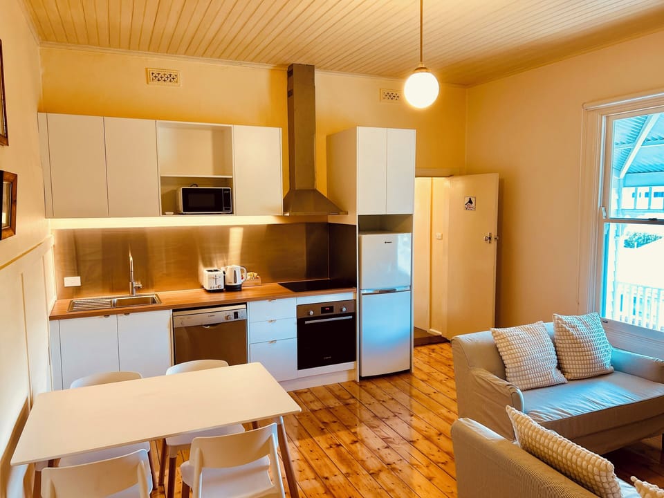 Terminus Apartment (Guest House) | Private kitchen | Fridge, coffee/tea maker, electric kettle