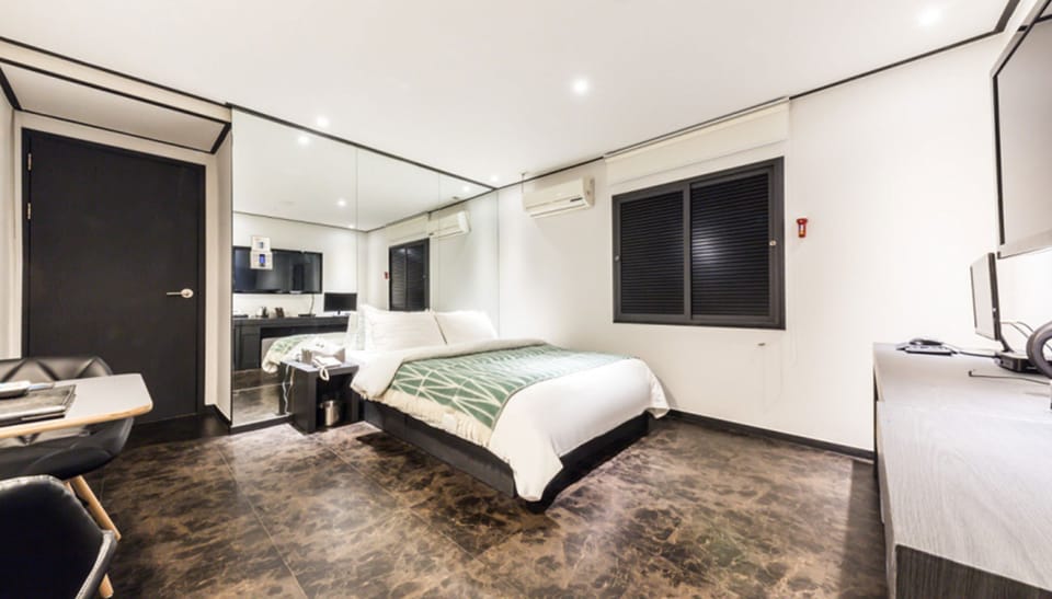 Super Deluxe (Regular bathtub, Styler, 2PC) | Free WiFi, bed sheets