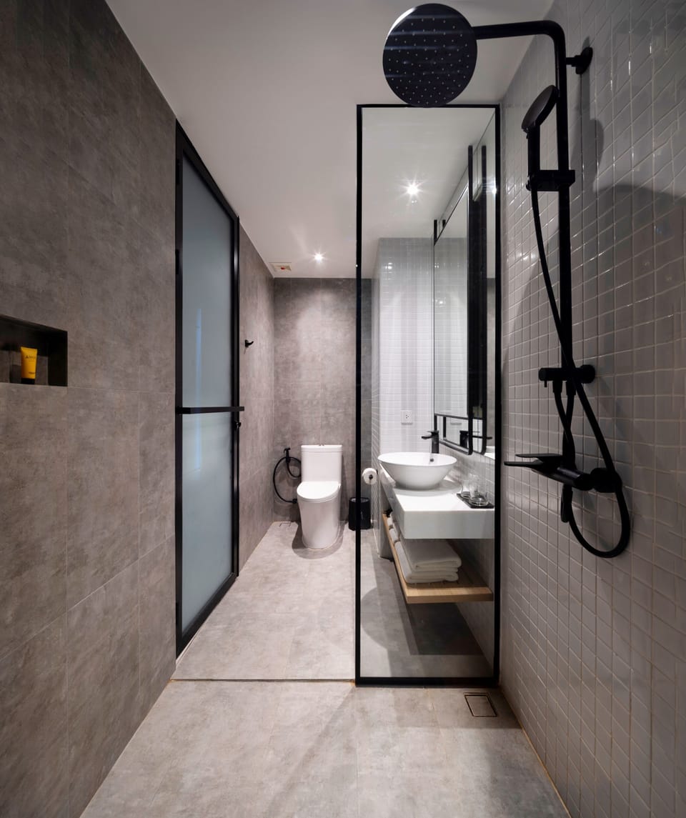 Deluxe Plus King Room | Bathroom | Shower, jetted tub, rainfall showerhead, free toiletries