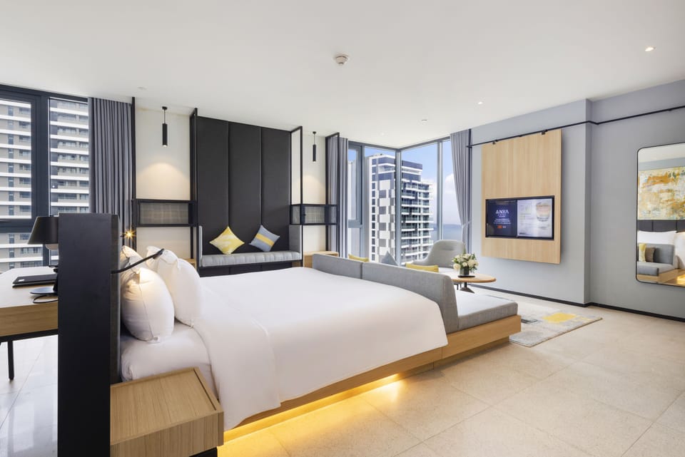 Executive Suite Room | Minibar, desk, soundproofing, WiFi (free)