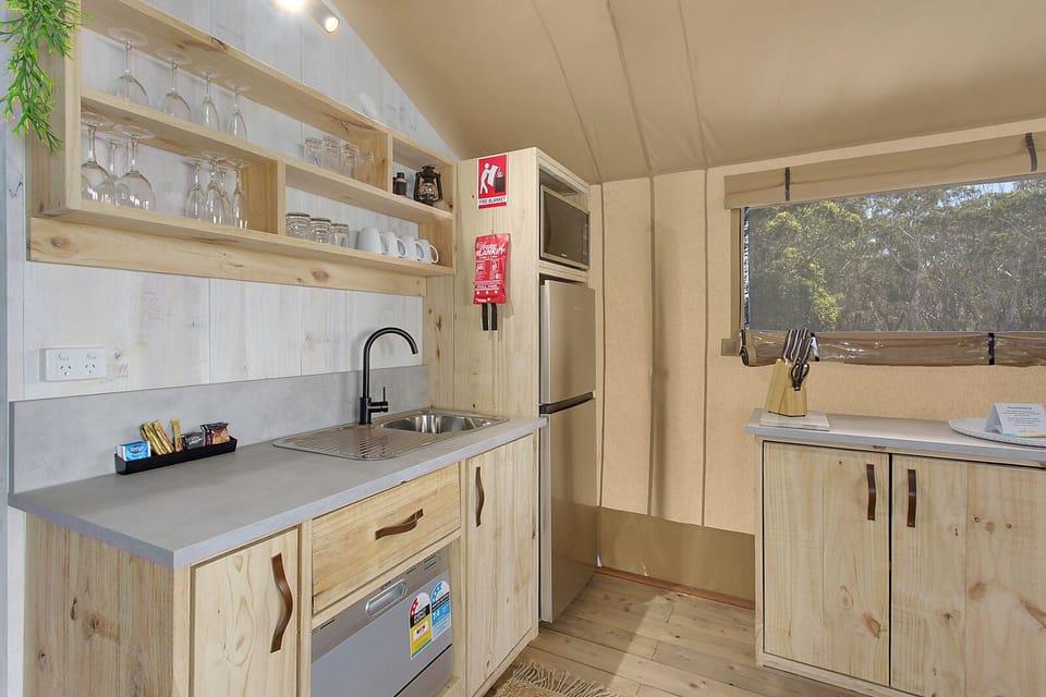 Oceanview Safari Luxury Tent | Private kitchen | Microwave, stovetop, cookware/dishes/utensils