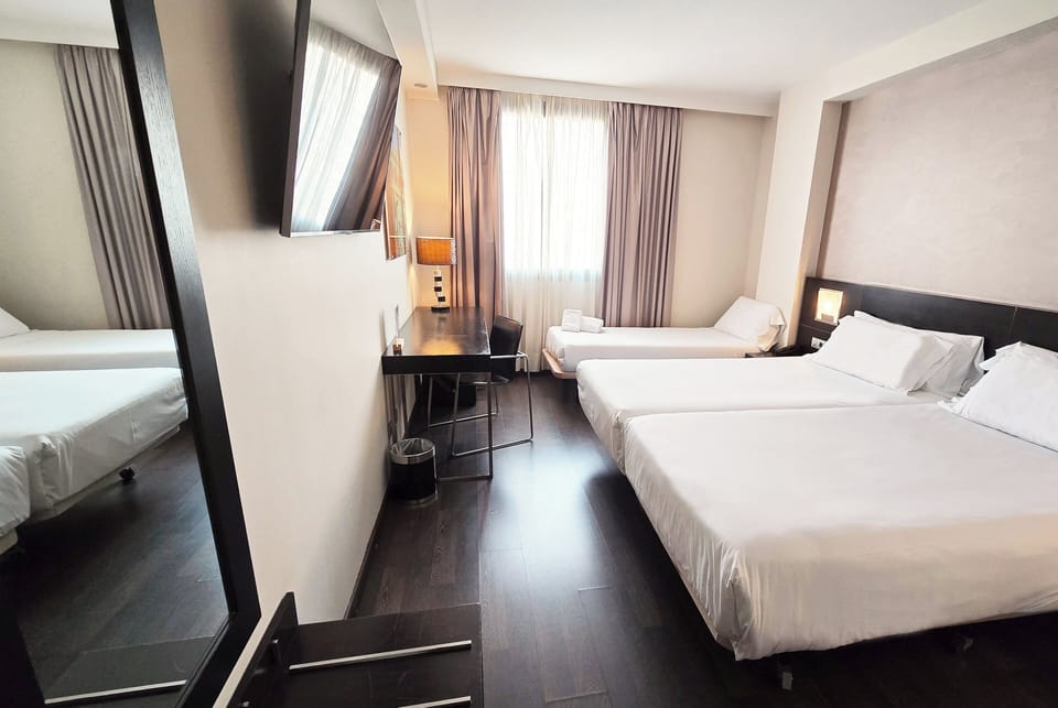 Classic Triple Room | Minibar, individually decorated, desk, soundproofing