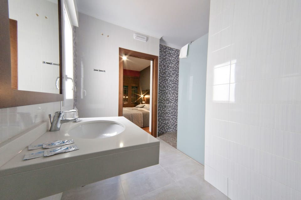 Double Room | Bathroom amenities | Free toiletries, hair dryer, towels
