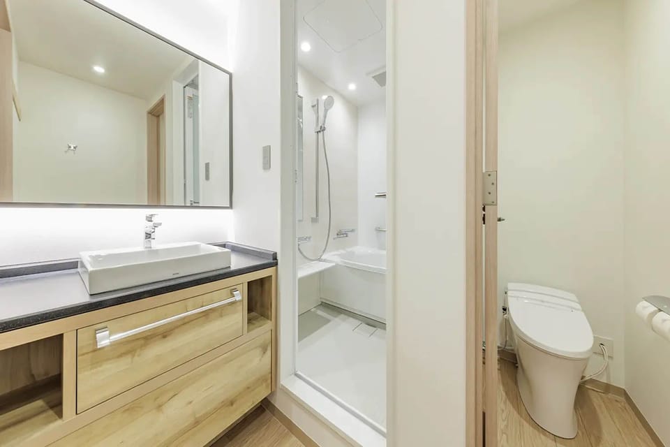 Superior Triple Room, Non Smoking (with private bathroom) | Bathroom | Free toiletries, hair dryer, slippers, towels