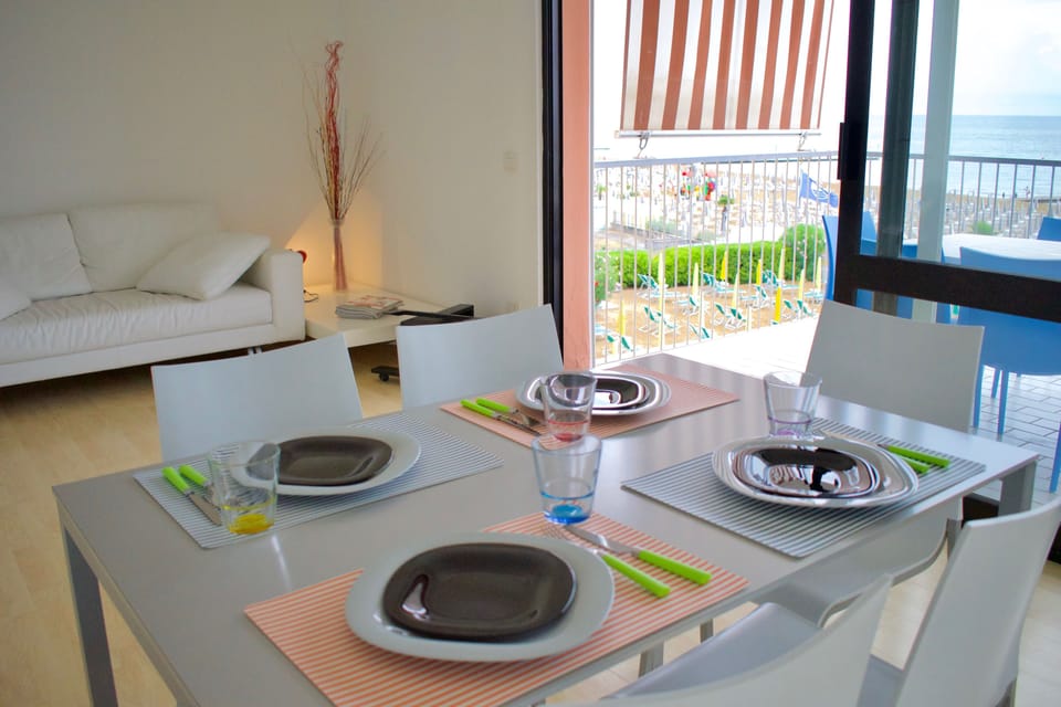 Luxury Apartment, 3 Bedrooms, Balcony | In-room dining