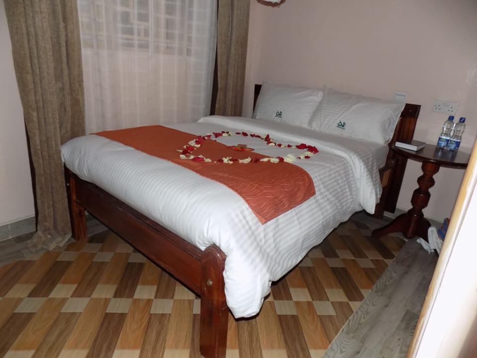 Executive Double Room | Desk, bed sheets